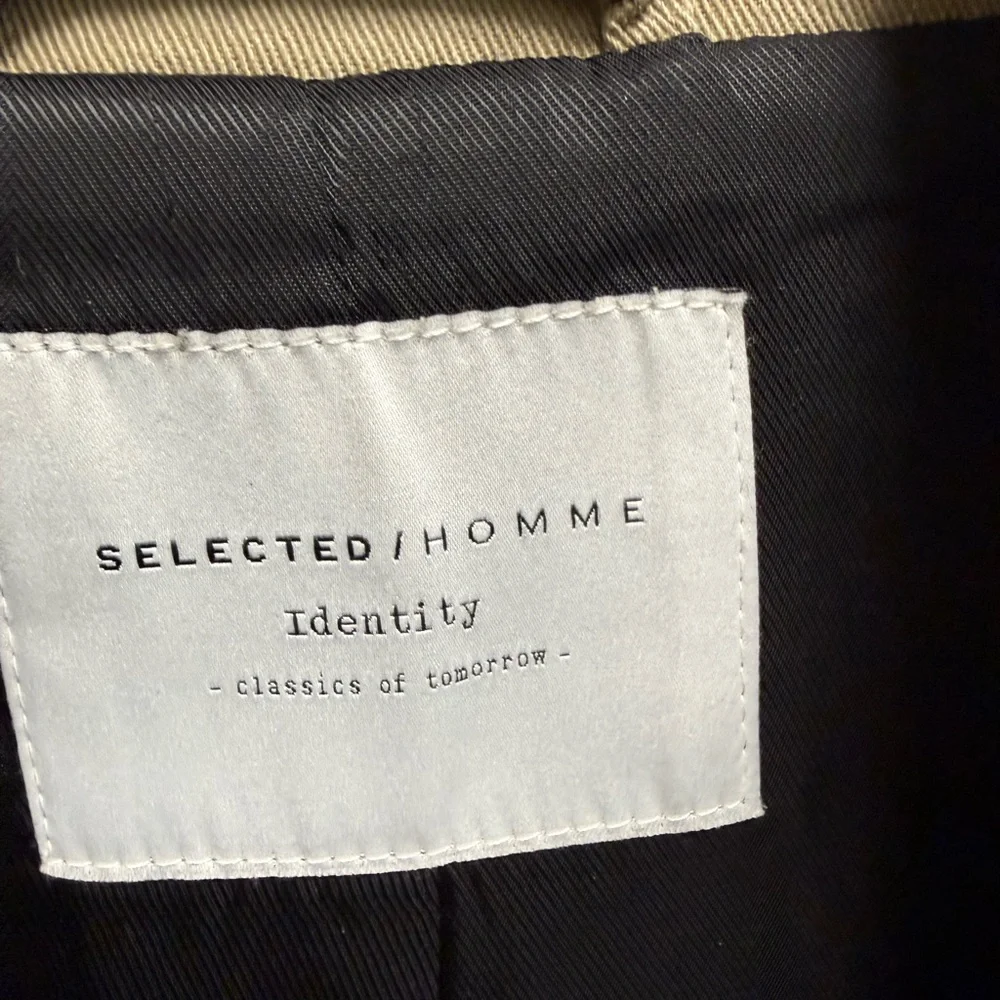 Classic Men's Tan Trench Coat - Picture 2 of 3